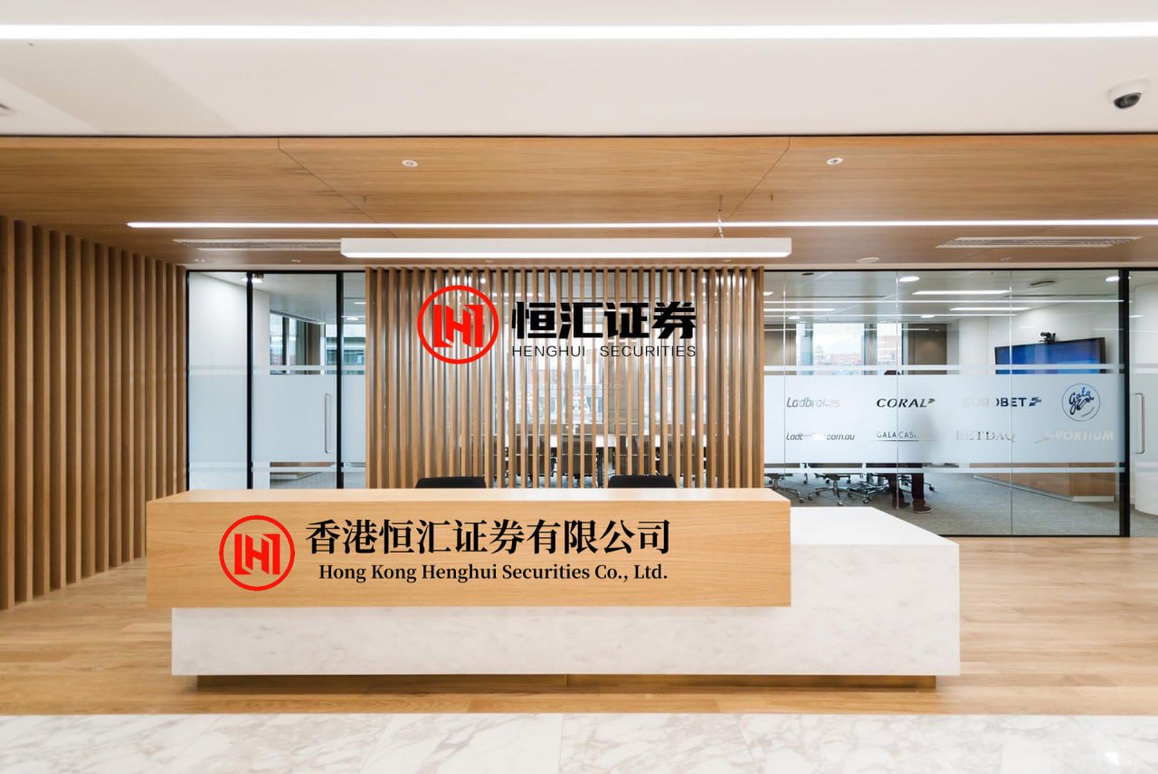 博股论金配资官网 当年，世界冠军邓亚萍和林志刚正在谈婚论嫁，不料却半路杀出个程咬金，导致两人分手，但是后来的结局更是让人意想不到。世人总以为童话中的爱情本该水到渠成，可放在 “乒坛女皇” 邓亚萍身上，就连她的姻缘，都刻着赛场上那种绝地翻盘的惊心动魄。大家只知道她是拥有18个世界冠军的大满贯得主，球风...